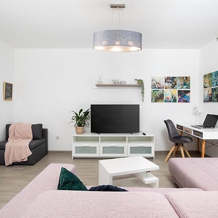 Stylish City Stay With Balcony & Free Parking Пула Екстер'єр фото