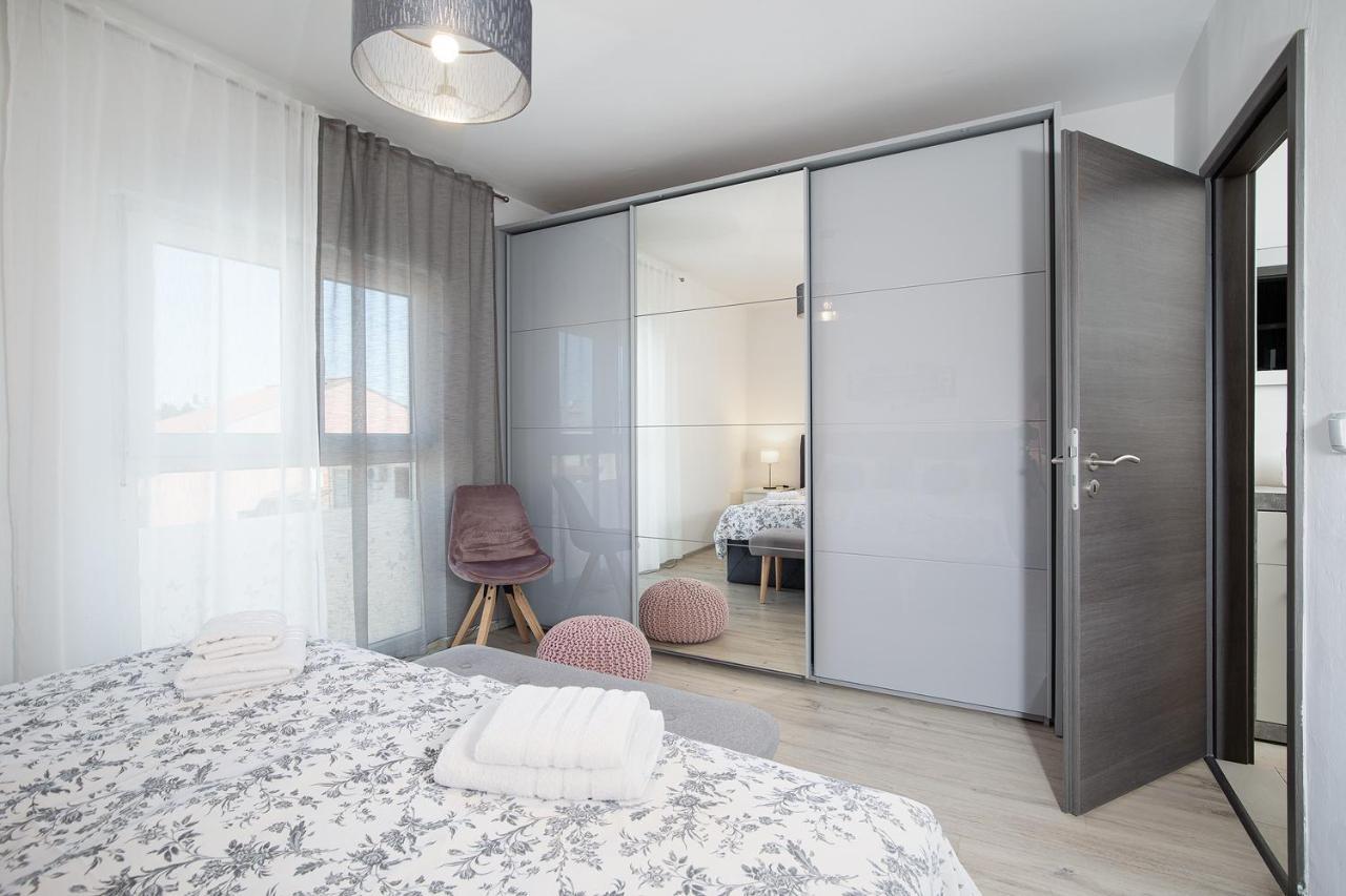 Stylish City Stay With Balcony & Free Parking Пула Екстер'єр фото