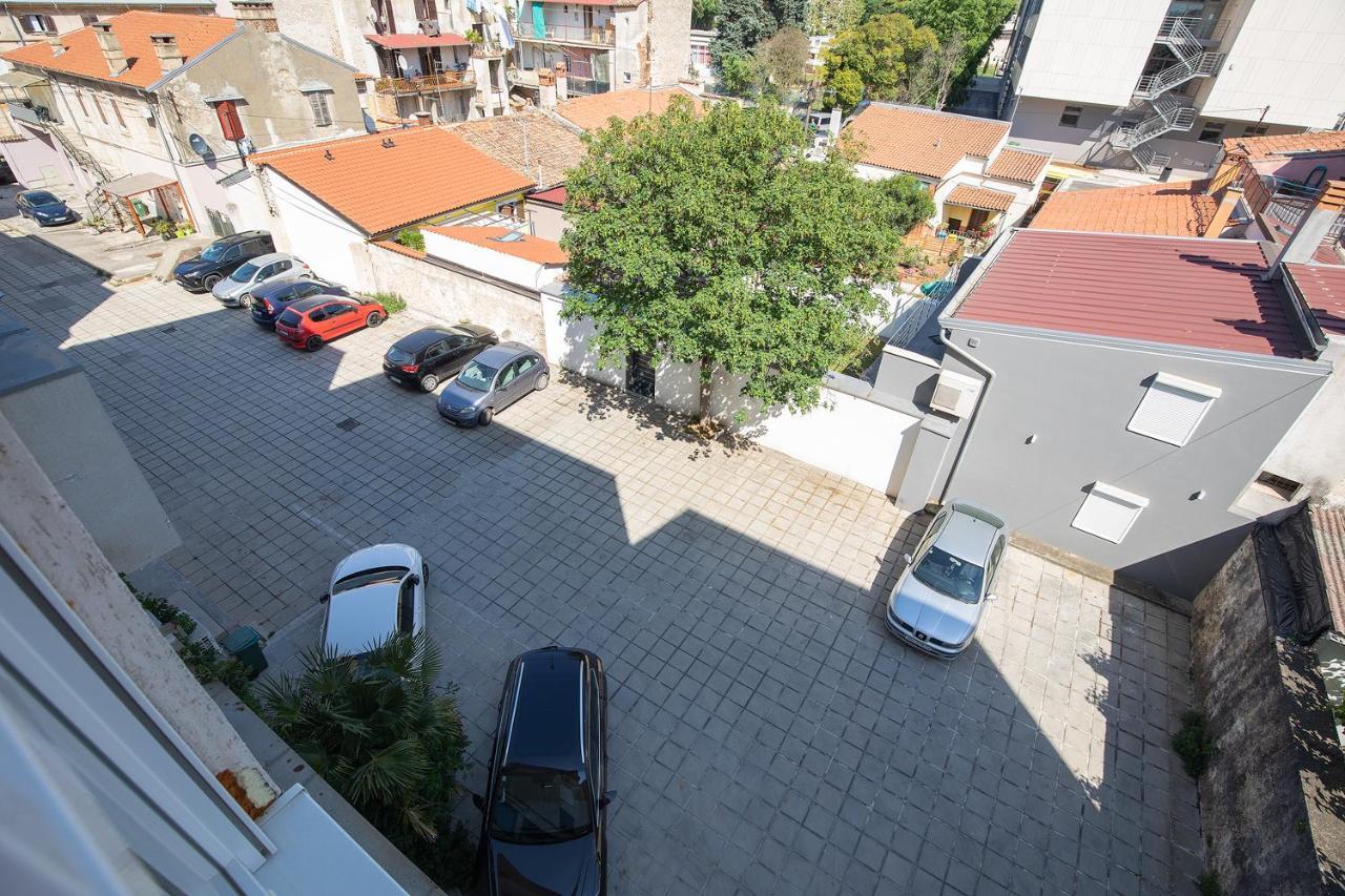 Stylish City Stay With Balcony & Free Parking Пула Екстер'єр фото